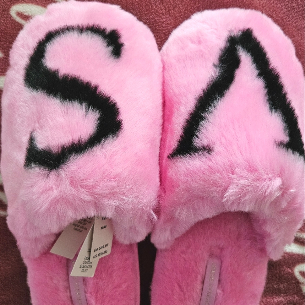NWT Victoria's Secret fuzzy slippers